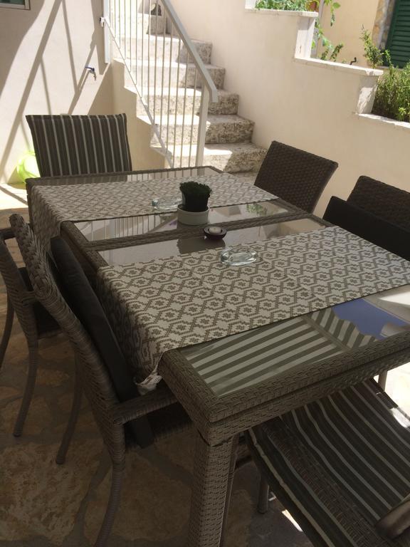 Apartments Sole Комижа Экстерьер фото